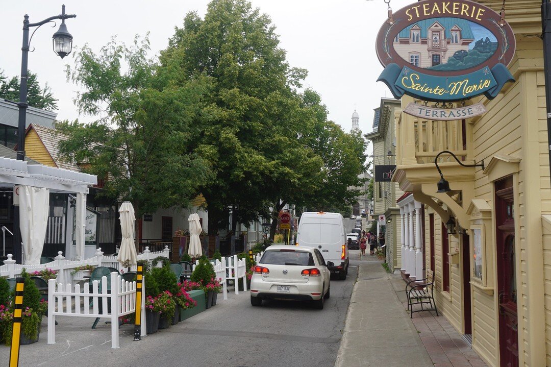 Quelle belle initiative de Patrimoine et Histoire Terrebonne! En &eacute;change d&rsquo;un rabais d&rsquo;au moins 10% pour ses membres dans les commerces du coeur historique, ces derniers re&ccedil;oivent des affiches racontant l&rsquo;histoire du b