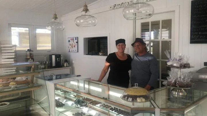 Depuis maintenant un peu plus de quatre ans, le c&oelig;ur de Natashquan est anim&eacute; par une chocolaterie artisanale qui travaille avec des produits locaux. La Coqueline offre chocolats, confiseries, gelati, caf&eacute;s et p&acirc;tisseries con