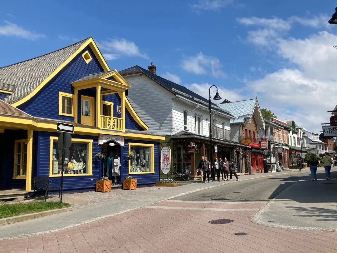 Bien connue des touristes, la rue Saint-Jean-Baptiste, &agrave; Baie-Saint-Paul, fait le d&eacute;lice des amateurs de peinture et de bonne bouffe. Ses nombreuses galeries d&rsquo;art et ses multiples arr&ecirc;ts gourmands ont fait de cette rue un i