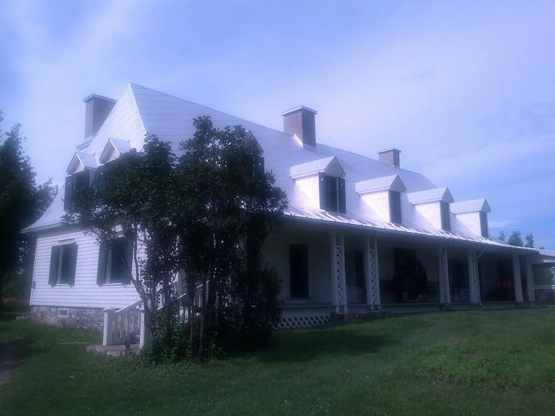 Le Domaine Pointe-de-Saint-Vallier est un tr&eacute;sor m&eacute;connu de Bellechasse. Sis &agrave; l&rsquo;extr&eacute;mit&eacute; est de Saint-Vallier, au bout de la pointe du m&ecirc;me nom, il propose d&rsquo;agr&eacute;ables balades dans un site