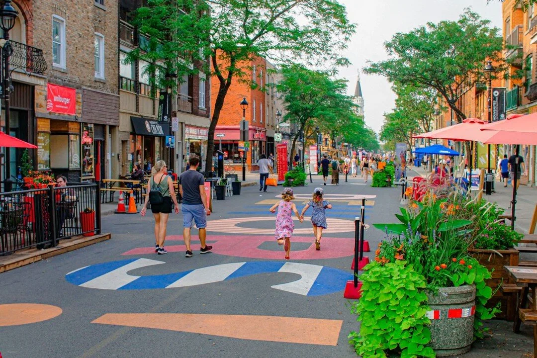 La pi&eacute;tonnisation de la rue Wellington fait des heureux ! Le Devoir rapporte que &laquo; Le mobilier temporaire en bois est occup&eacute; par des familles, de jeunes professionnels arm&eacute;s de leurs ordinateurs et des personnes &acirc;g&ea