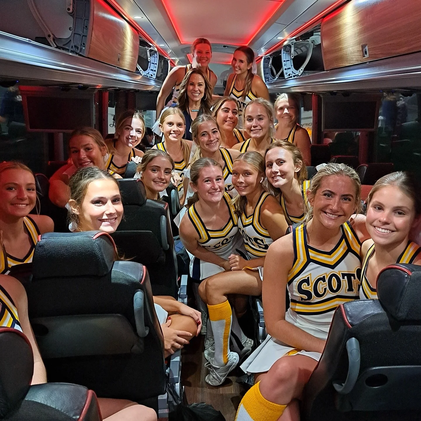 Despite multiple weather delays and stopping the game right before the second quarter ended these girls stuck it out and gave it all they had on the field! @hp.cheer showed they were dedicated to making the most out of the night!💙💛

See you this Fr