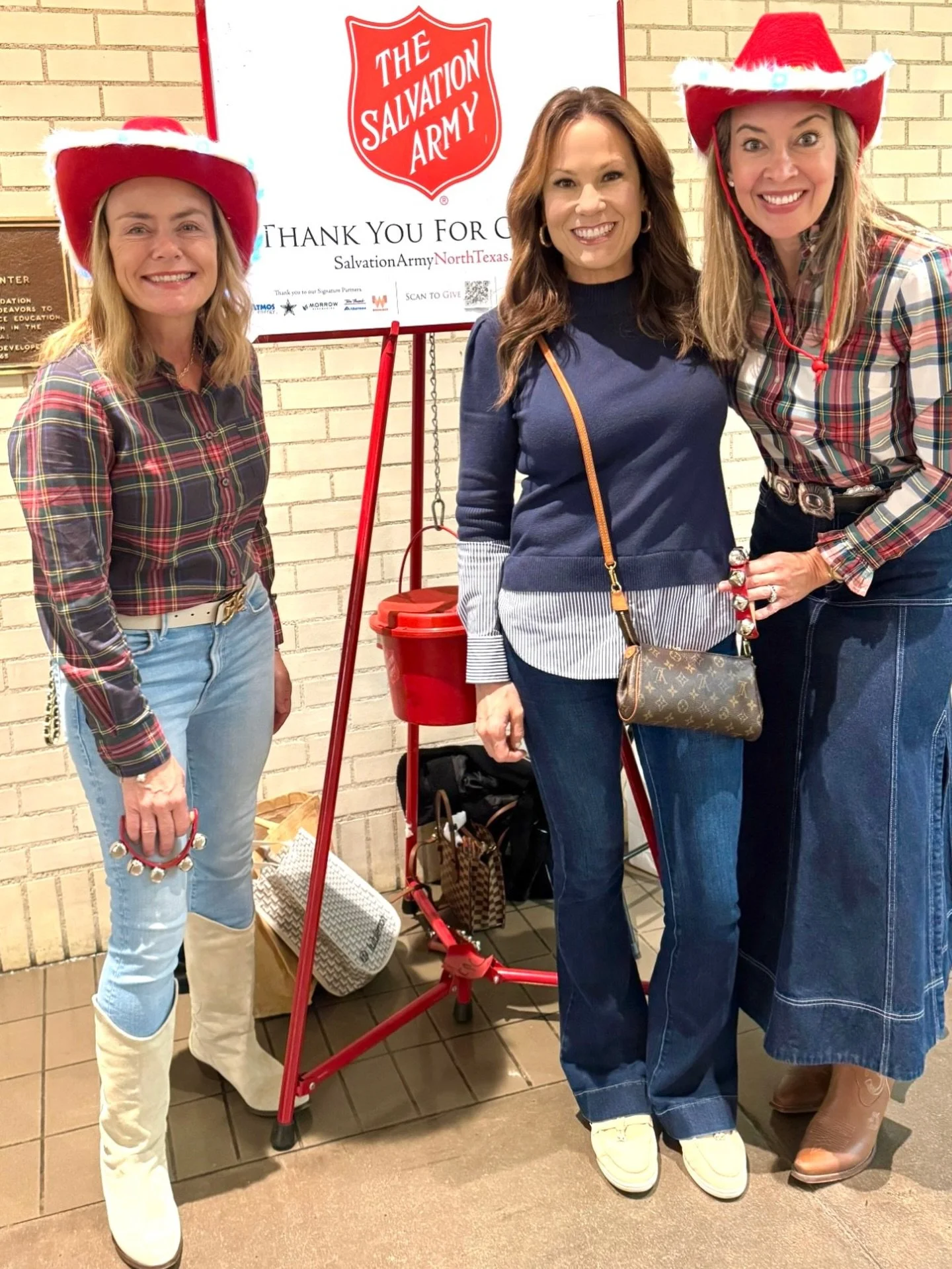 When you run into friends while Christmas shopping. Loved seeing them working hard for Salvation Army!❤️