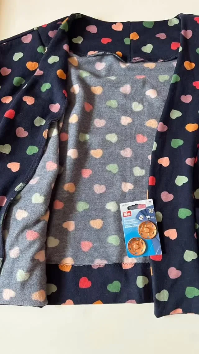 Added MASSIVE copper poppers (press studs) to make my cosy brushed French Terry Sundown Cover-up even cosier!
I love this addition, not only do the studs look really cool but they are easy to open as they are so big!
I took extra care to stitch o