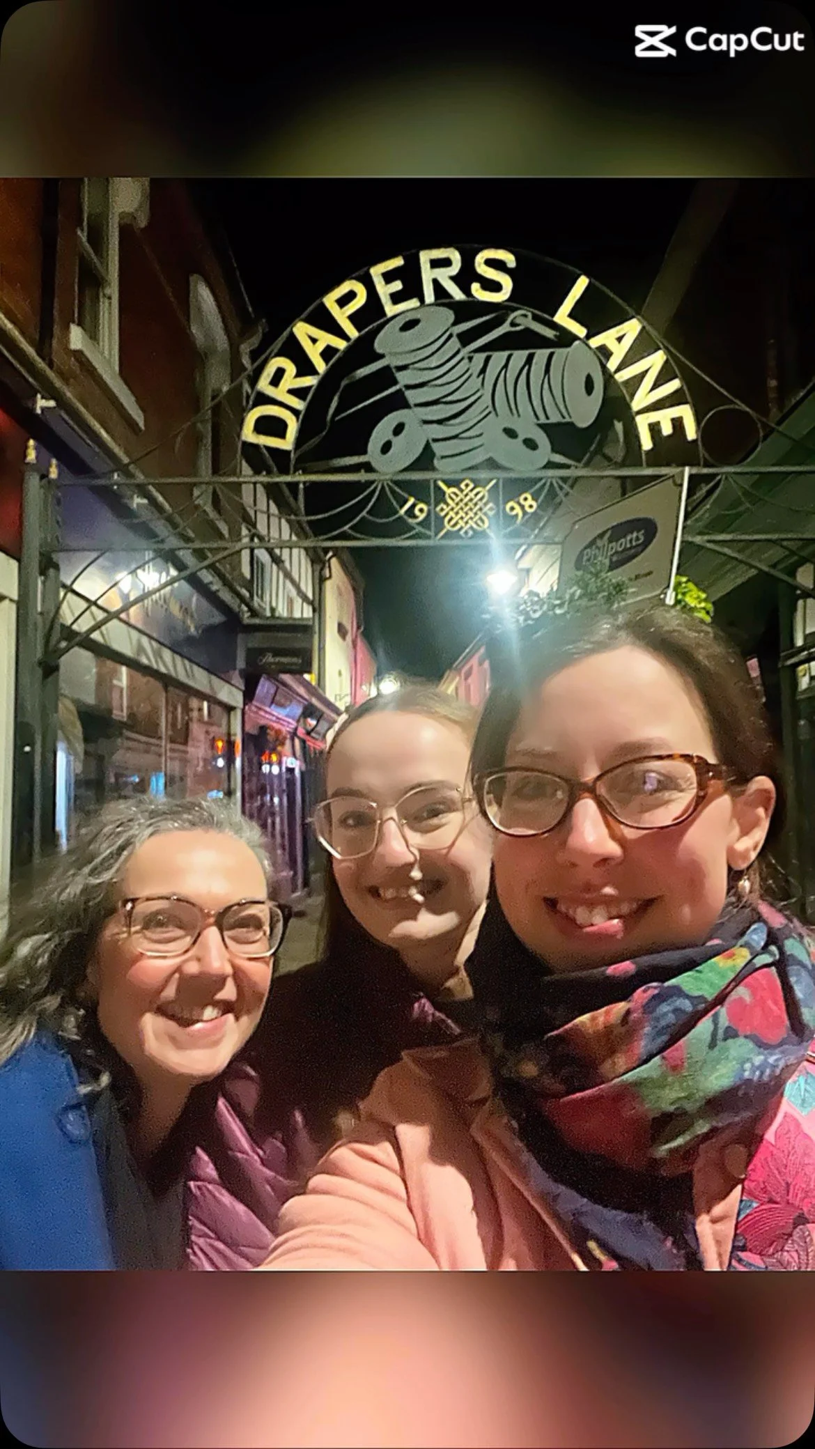 Having a blast on day one of tutoring at the Escape to Hereford sewing retreat! With @happysew16 🥰
#sewingretreat #hereford #sewingtime