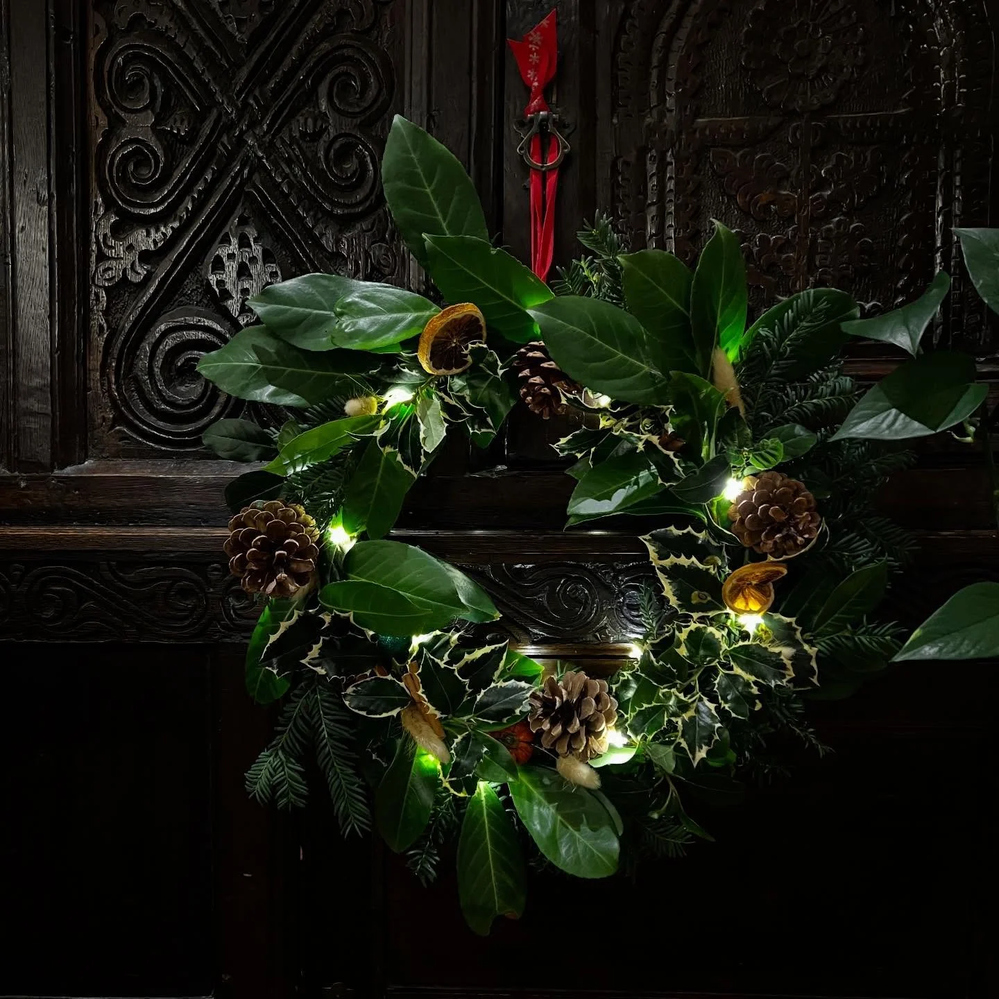 Had a lovely evening this week making Christmas wreaths at a friends home. I do love that I have collected Craft knowledge over the years through Workshops and lots of experimenting and I love sharing it with my friends. 

What Christmas crafting ski