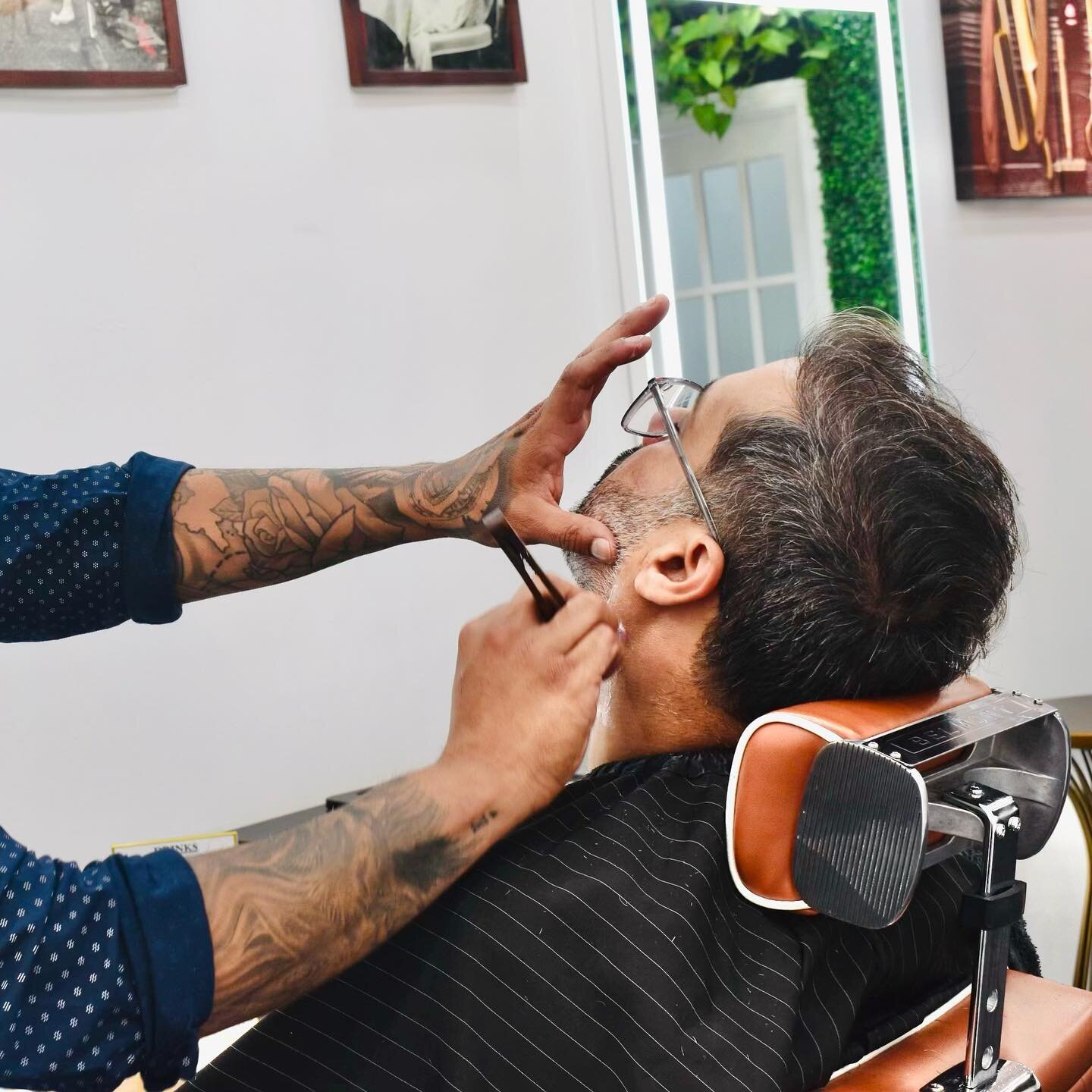 Shave for a better day🗡️
.
.
.
#biscott #shave #barber #jerseycity #newjersey #hair 
📸: @artnouveau._