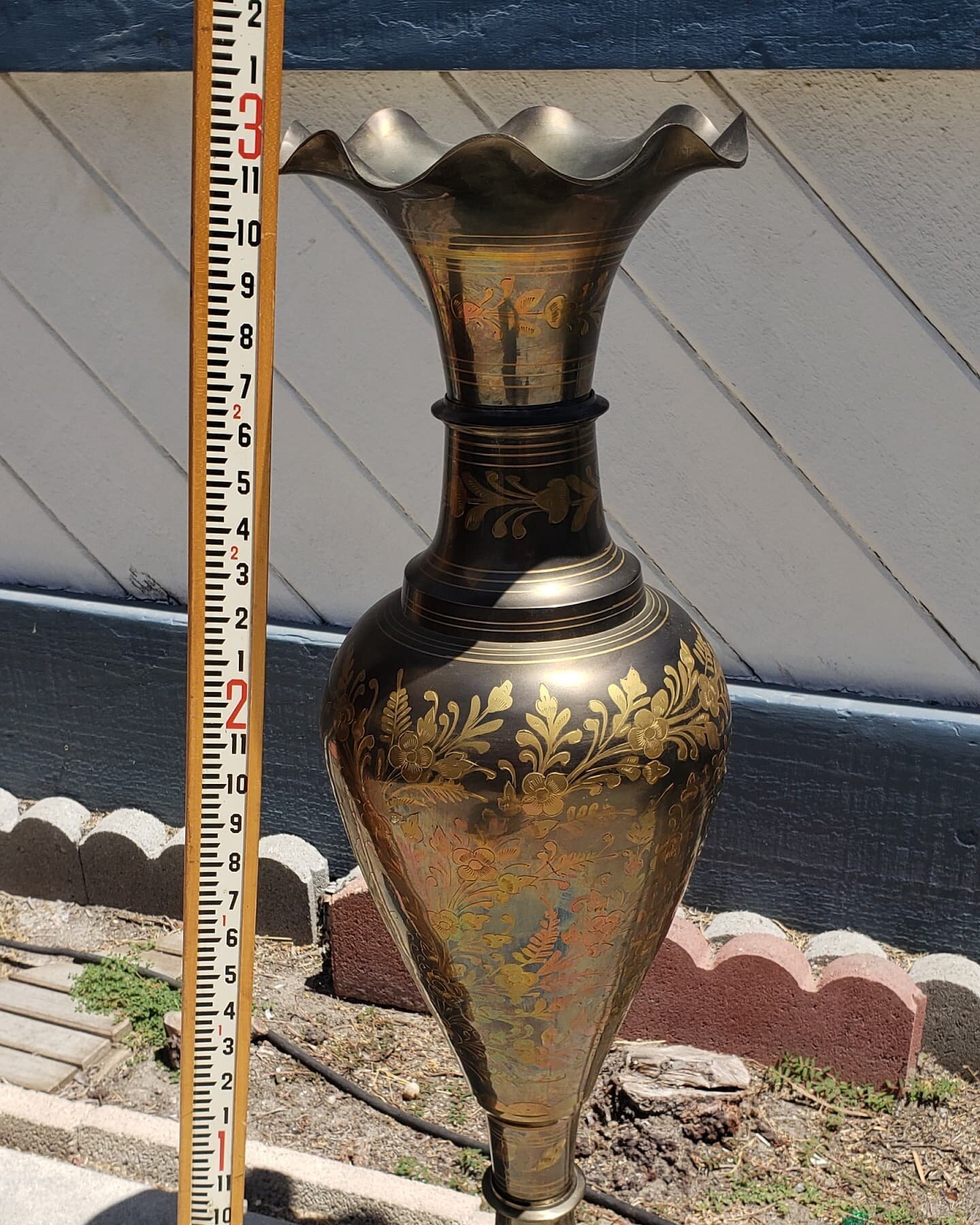 $100. 3 foot tall brass copper flower vase Moroccan Bohemian Style Etched
indian decor, large tall vintage boho unique,  interior decor, India artisan craft eclectic. ENGRAVED FLOOR VASE LEAF FLORAL DECO. 
Plus tax.
This item is located in my Antique