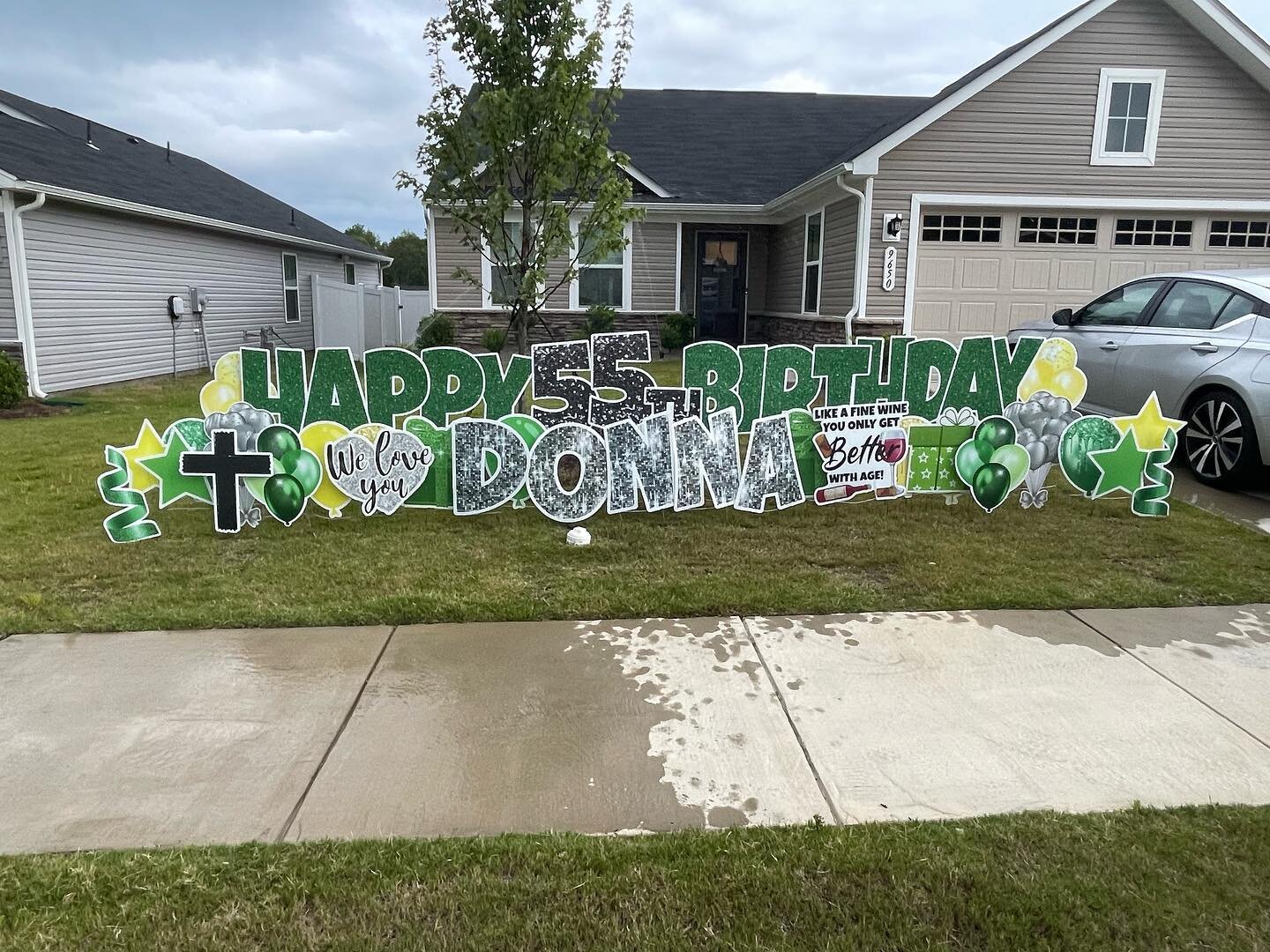 Donna loves green and he yellow 😍🥳

Happy 55th Birthday Donna!

#Harrisburgyardcard #harrisburgnc #concordnc #midlandnc #yardcard #yardsign #happybirthday #party #celebrate #sayitintheyard #supportlocal
