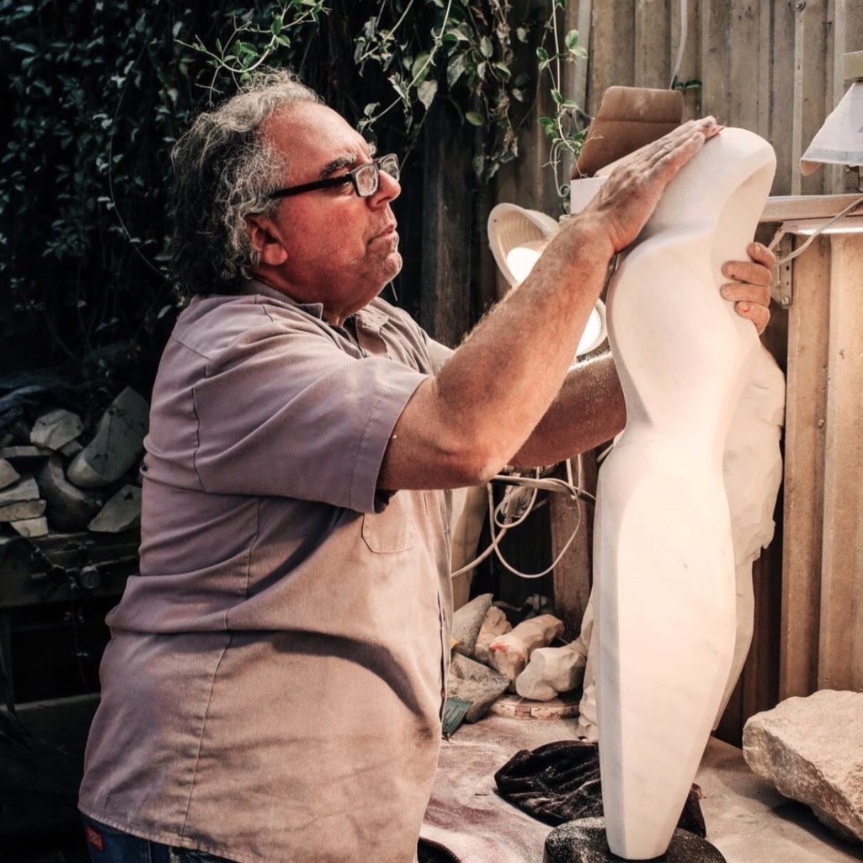 LBG artist Steven Lustig finishing off one of his beautiful stone sculptures.
&bull;
&bull;
For more details &amp; purchase information please visit our website labottegagallery.com or message us directly. 
&bull;
&bull;
📸 @happylustig 
&spades;️ Fo