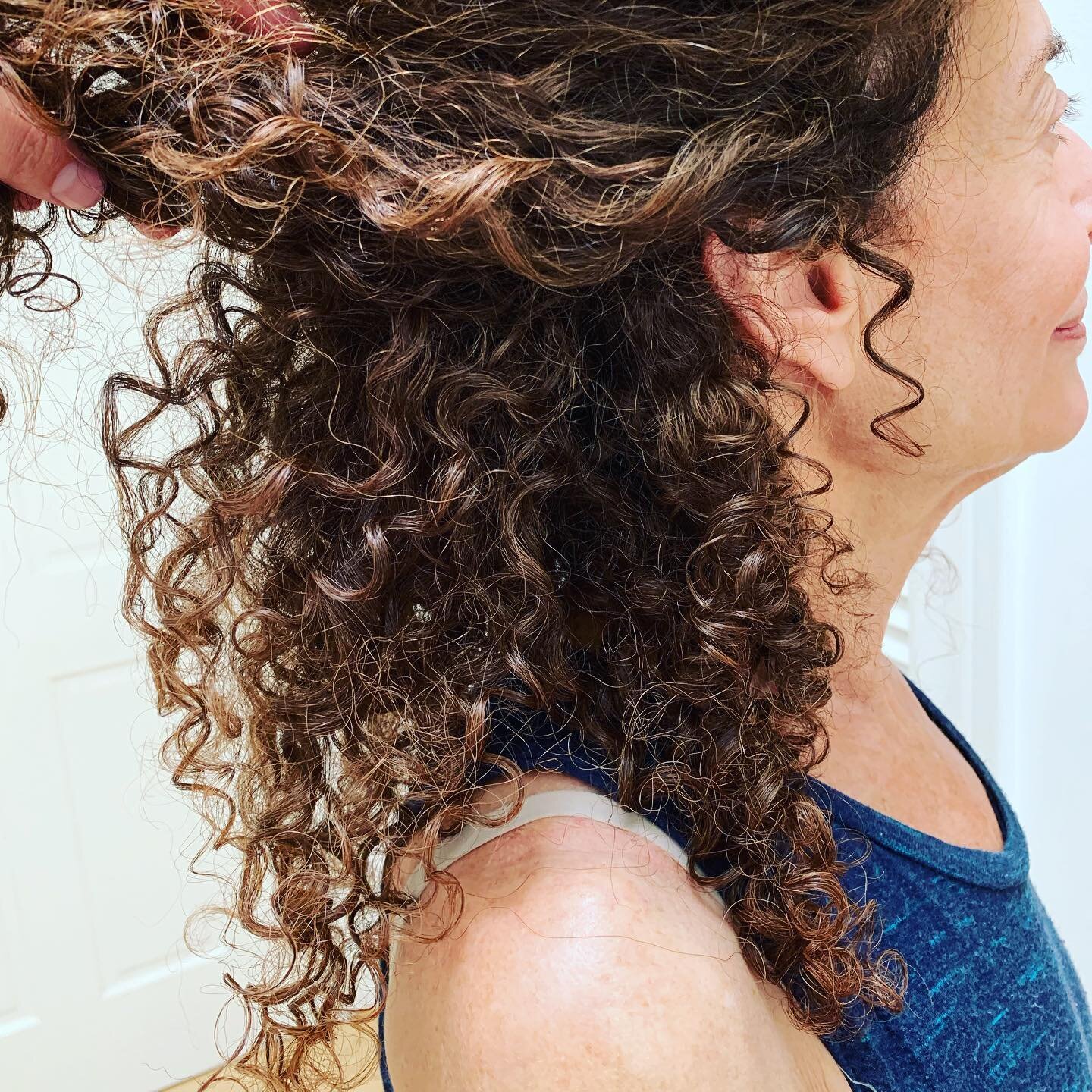 Trying to help my mom out with her VERY low porosity, high coarseness, low density 3b curls. After a lifetime of struggle, it&rsquo;s an upward battle! Top layer is super damaged but she has gorgeous ringlets underneath. I used @bouncecurl on her and
