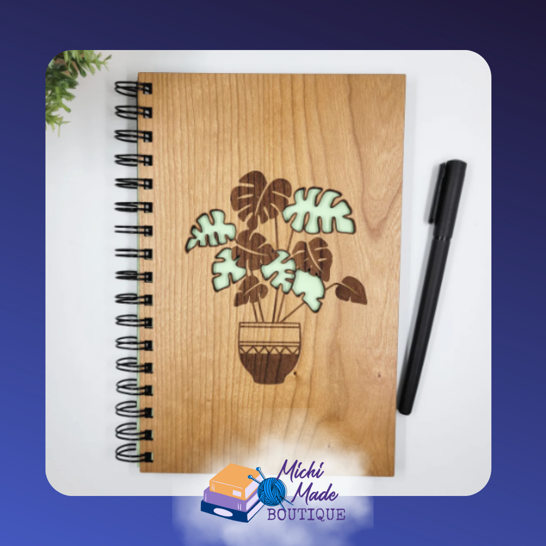 Monstera Plant – Wood journal with engraved monstera leaves in a potted plant, filled with soft green accents.