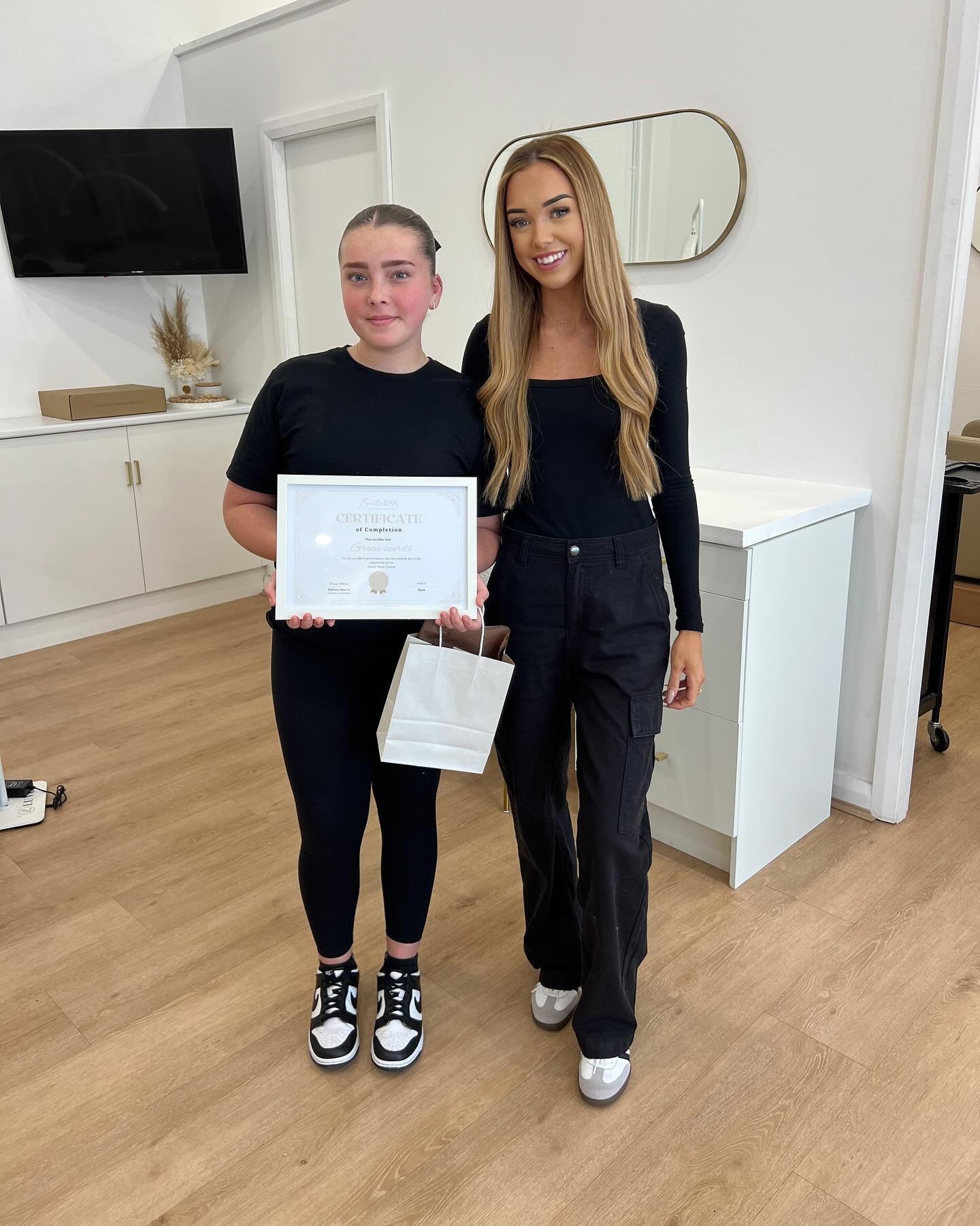 A BIG congratulations to our recent graduates!! Super proud of you all 🥹🎓

I love meeting you all &amp; watching you become the best lash &amp; brow artist I have ever seen 👏🏼

Girl I have VERY limited spots available until August! Jump on my web