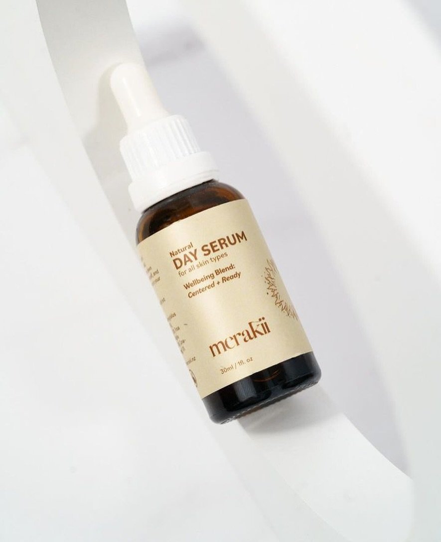 Our day serum glowing in the light, like your skin will be after applying it 😉. 

📸: shout out to @cmbackdrops for her photography and prop work in this pic! 🤩