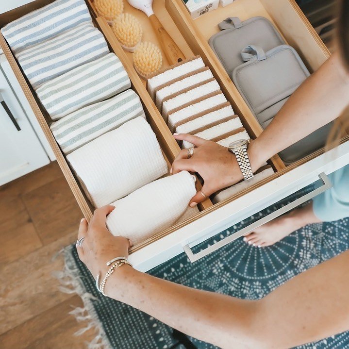 Ten-Minute Task // Dish towel drawer

Take an inventory of your dish towels, sponges, and hot mats etc. Edit out the old or non-used items, organize what is kept and make of list of items to replace. Promise you can do this in 10 minutes or less! 
⠀⠀