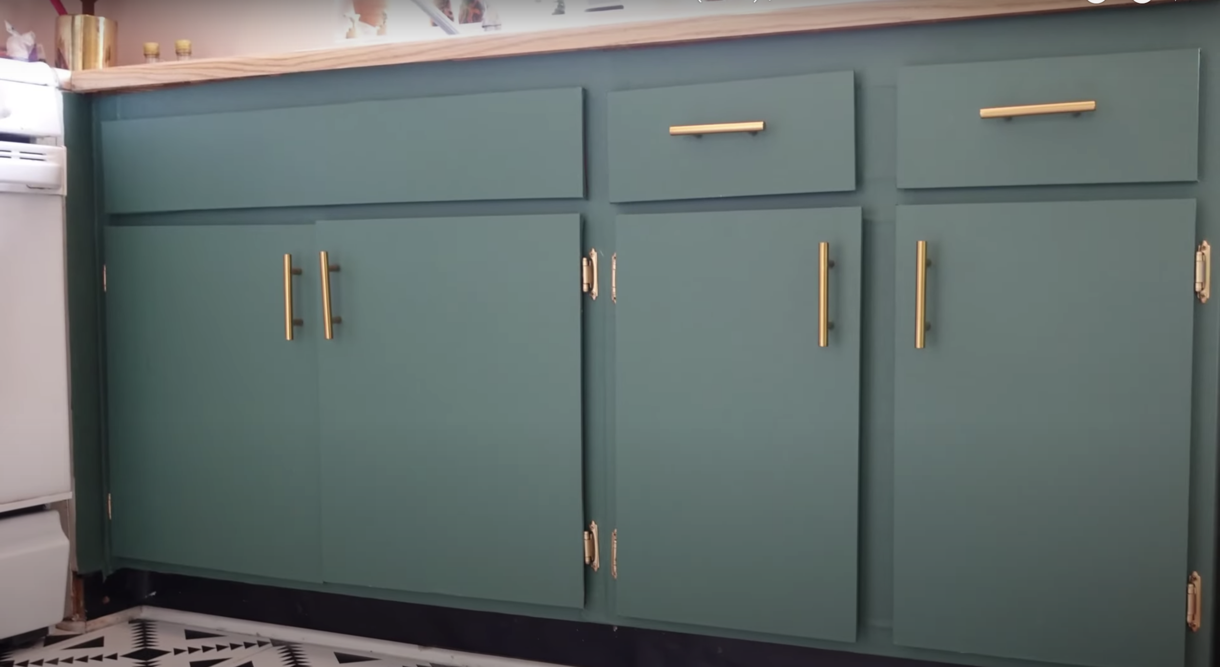 renter friendly easy kitchen cabinet makeover 1.png