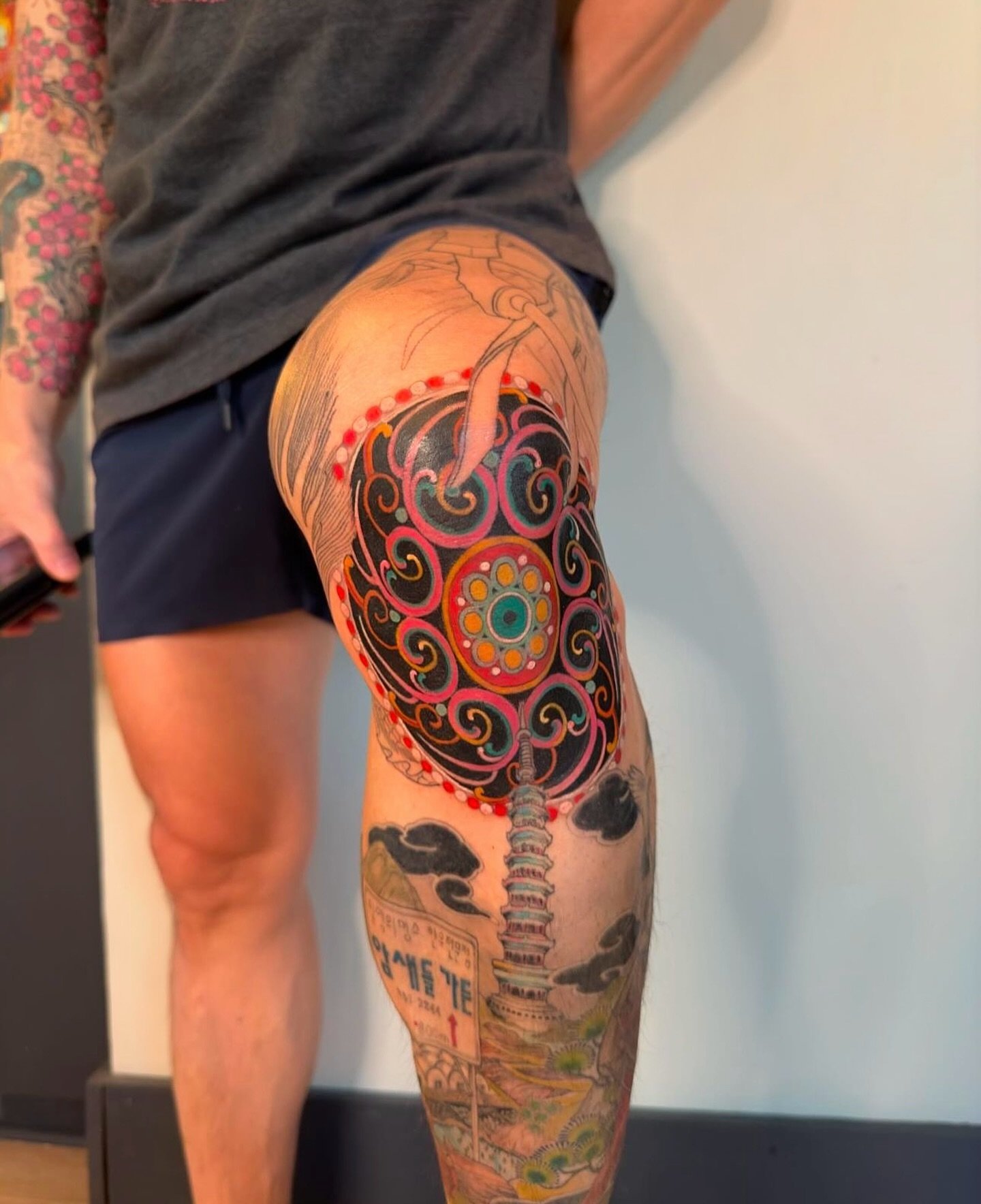 Hanam @ohanamibaba put in some color on Minho&rsquo;s knee, so worth the 4 hours of torture he says. I agree, look at that! 😍 Head over to Hanam&rsquo;s page for a closer detail pic.

#pdxtattooshops #pdxtattoo #pdxtattooartist #colortattoo #seportl