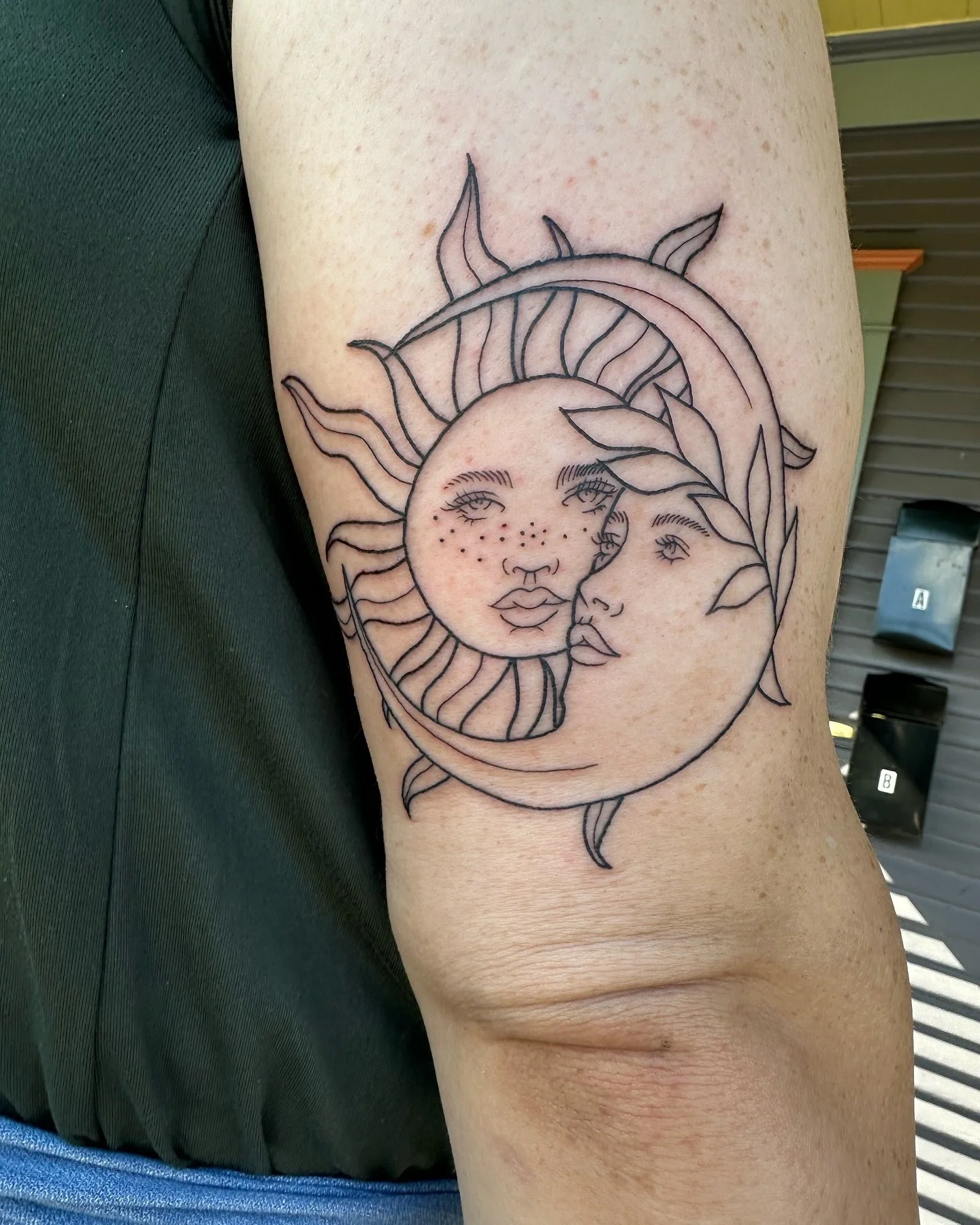 three matching tattoos of my sun & moon flash piece 🌞🌛
─── ⋆ •✧• ⋆ ───
#tattooartist #tattoos #illustrativetattoos #portlandtattooartist #portlandtattoo