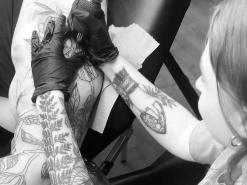 PDX Lady tattooer in SE Portland on Hawthorne Blvd. Fine line tattoo artist, black and grey color tattoo artist, nature tattoo artist. Get your new body art!