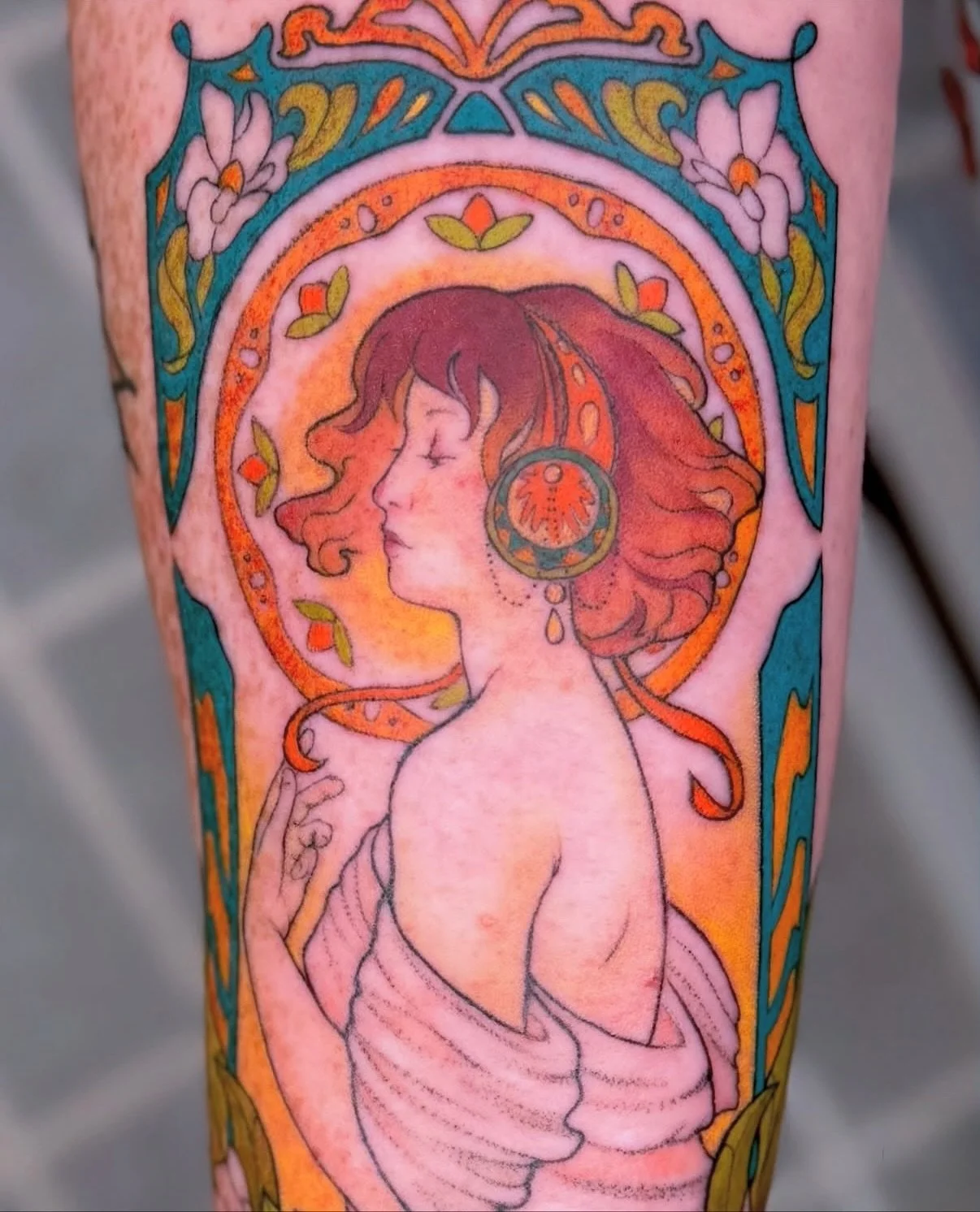 I can&rsquo;t get over this one! Alphonse Mucha inspired piece for client Cassidy by Micaeah @micaink_ . 

Micaeah says: Thank you for the trust in the process. A fun challenge to fit the details in a limited amount of space. Lines are already fully 