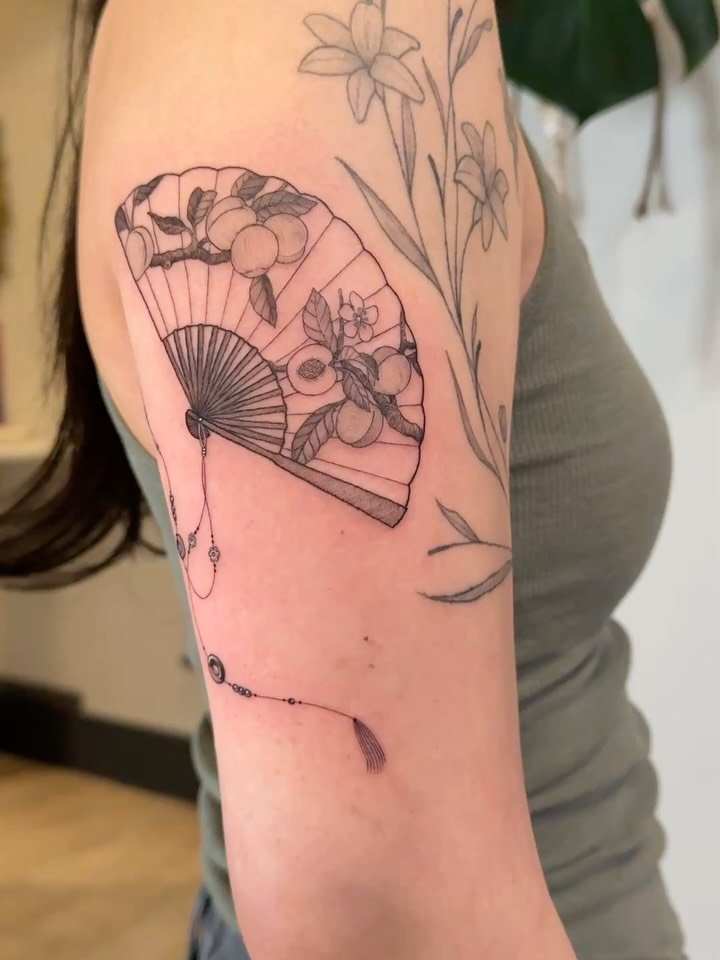 Apricot fan for Alex.

#portlandtattooartist #lineworktattoos #blackandgrey