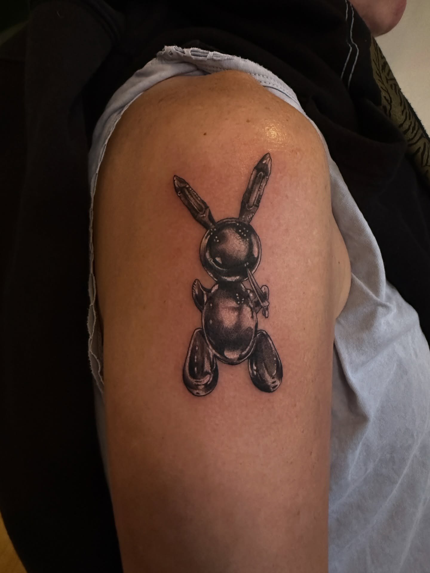 Two cover-ups - A Jeff Koons rabbit sculpture, a milagros style sacred heart, plus a tiny Creation of Adam made for Amy.

#chrome #jeffkoonsballoons #sacredheart #smalltattoo