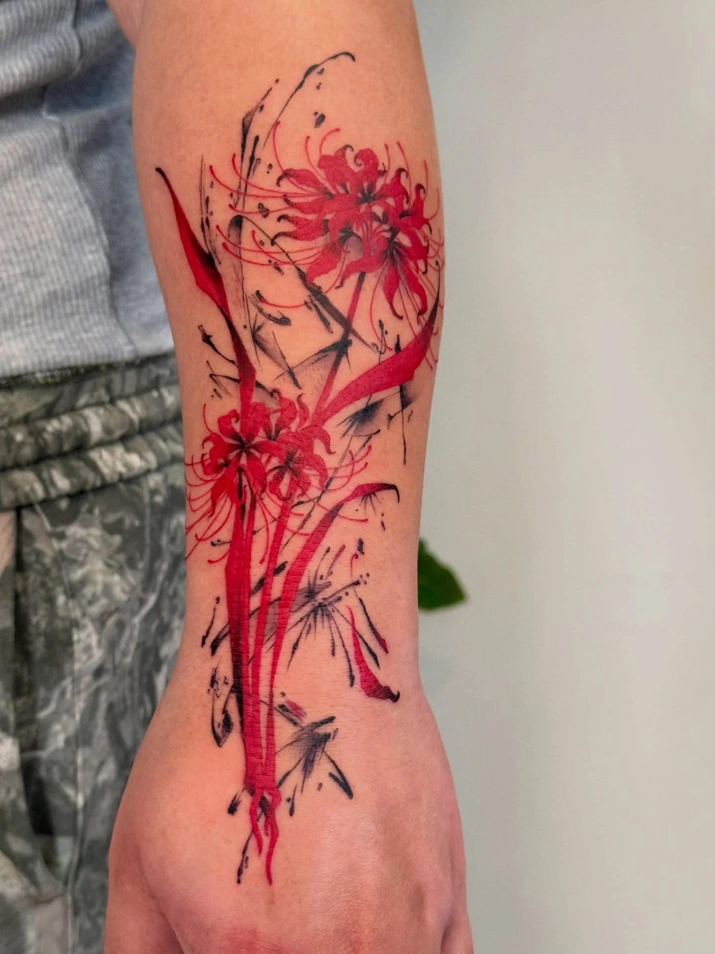 Red spider lilies made last week for Jonathan. 🔙 Swipe over for design and tattoo timelapse

#spiderlily #spiderlilytattoo #redtattoo #portlandtattooartist