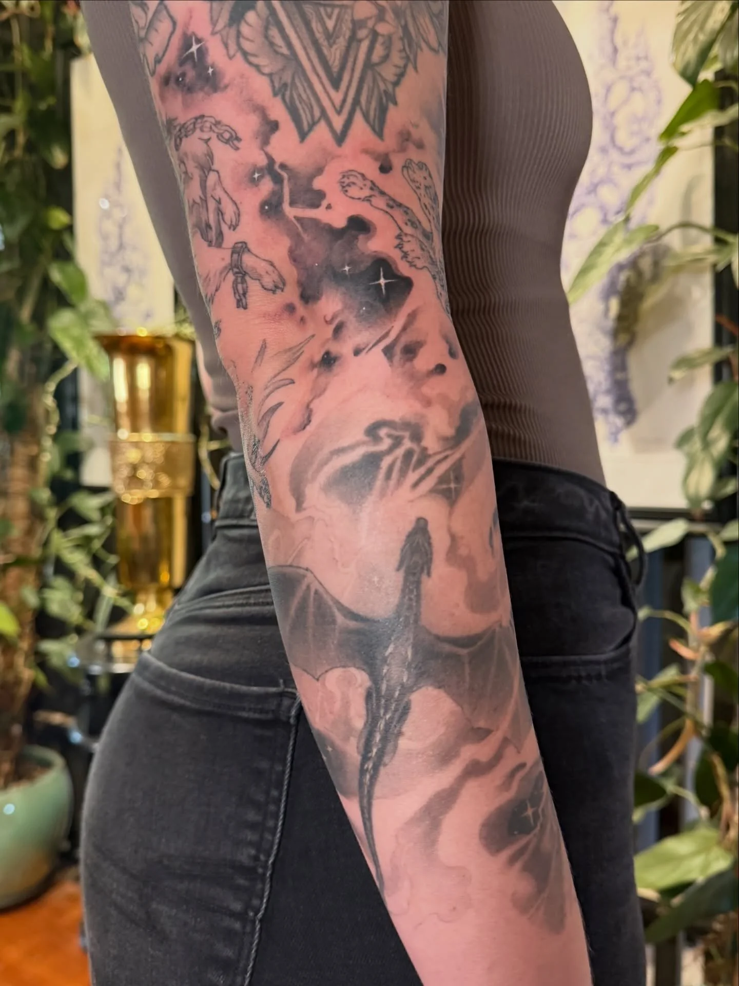 Cloudy fillers for Asa. Dragons and forearm healed. Wolf, jaguar, and upper arm not done by me.

#blackandgreytattoos #healedtattoo #dragontattoos #cloudtattoo