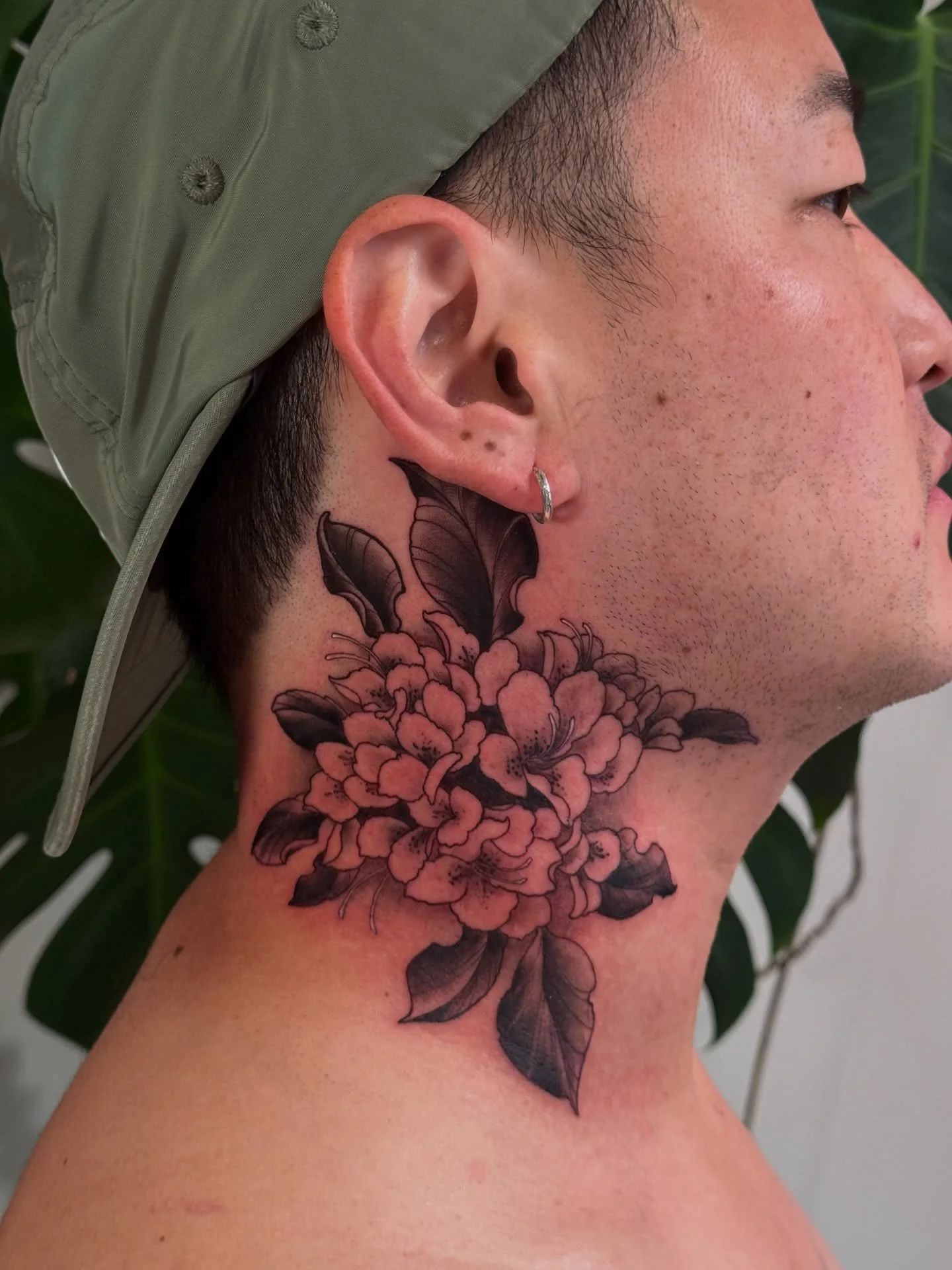 Rhododendron on the neck made for Galen. 

#floraltattoo #rhododendron #portlandtattooartist