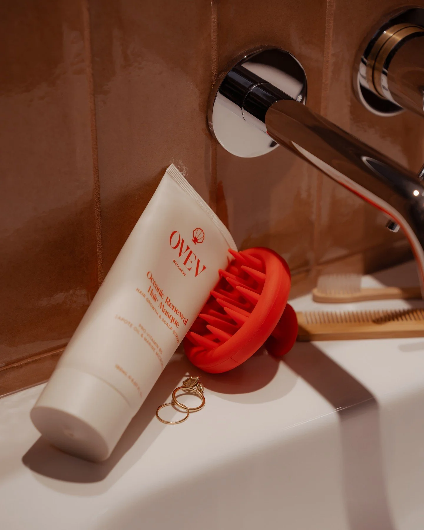 Great lifestyle product photography doesn&rsquo;t just show the product... it shows how it lives.⁠
⁠
This style of imagery helps brands:⁠
&bull; Demonstrate use without feeling instructional⁠
&bull; Elevate everyday spaces into aspirational moments⁠
