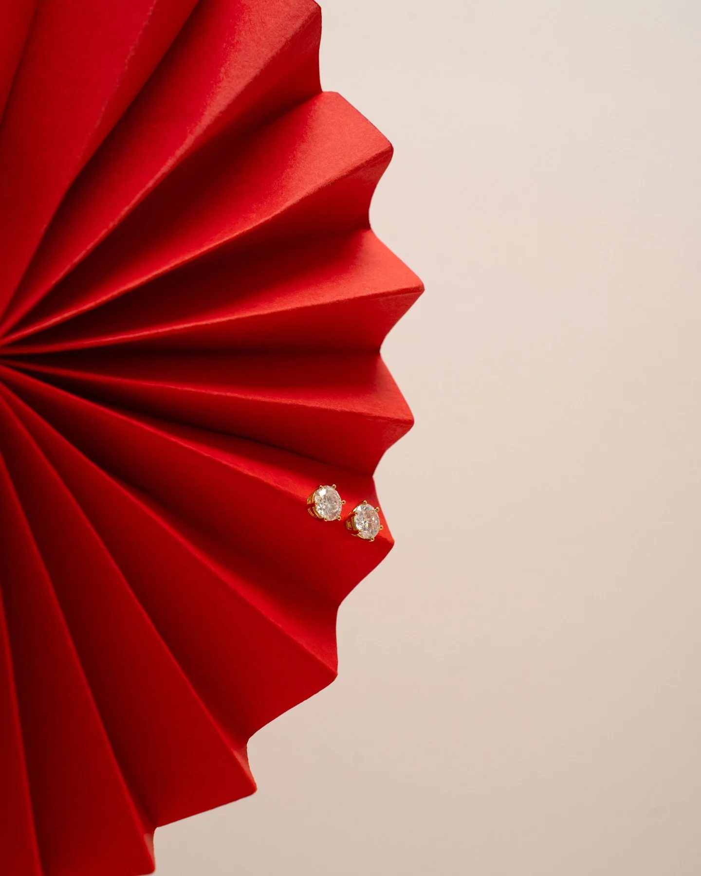 Contrast that stops the scroll.⁠
⁠
Sometimes it&rsquo;s not about adding more - it&rsquo;s about placing your product where it can&rsquo;t be ignored.⁠
⁠
&bull; Bold colour draws the eye⁠
&bull; Negative space creates focus⁠
&bull; Texture adds depth