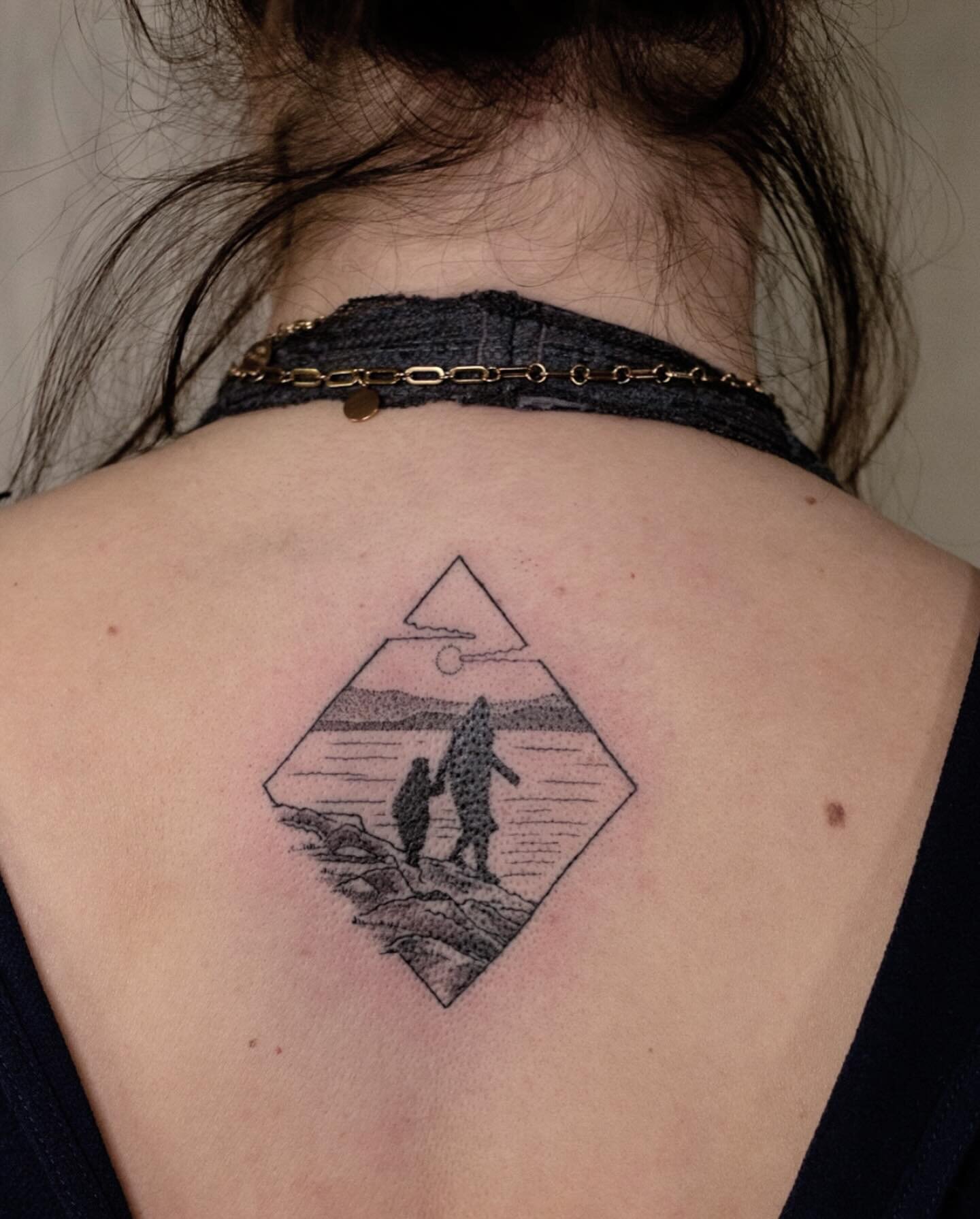 Eine Landschaft mit Mutter &amp; Tochter und ein kleines Sternum-Tattoo (am zweiten Bild) f&uuml;r Julia! (Leider gl&auml;nzt es etwas sehr am Foto, weil es so geschwollen war)

Ich vergeb gerade die restlichen Termine f&uuml;r M&auml;rz und April, s