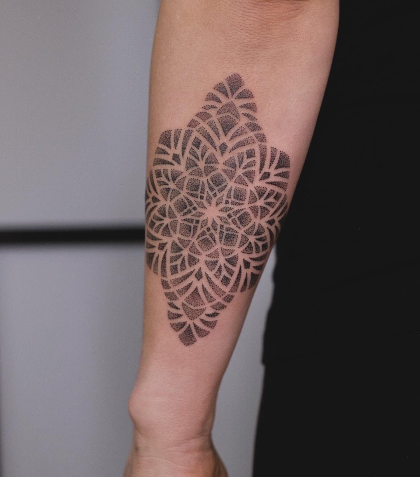 Mandala f&uuml;r Barbara ✨ Vielen Dank!

Termine f&uuml;r April und Mai k&ouml;nnt ihr via E-Mail an: bob@mintclubtattoo.com buchen! Ich freu mich!

#bobfizz #salzburgtattoo #viennatattoo #linztattoo #mandalatattoo #ornamentaltattoo #dotwork