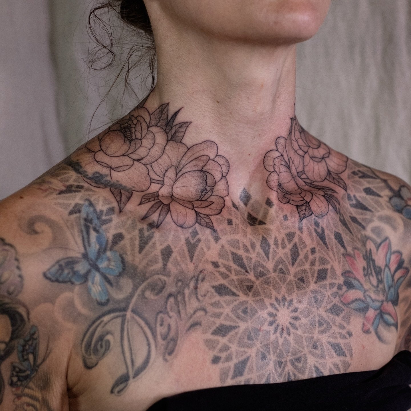Ein paar Pfinstrosen als Hals-Abschluss f&uuml;r Nicole! 🫶
(&uuml;ber einem tollen Chest-piece von Kay @prozedurkultur) 

Ich vergebe gerade alle Termine f&uuml;r Oktober &amp; November! In meinem letzten angepinnten Post findet ihr alle Infos (oder