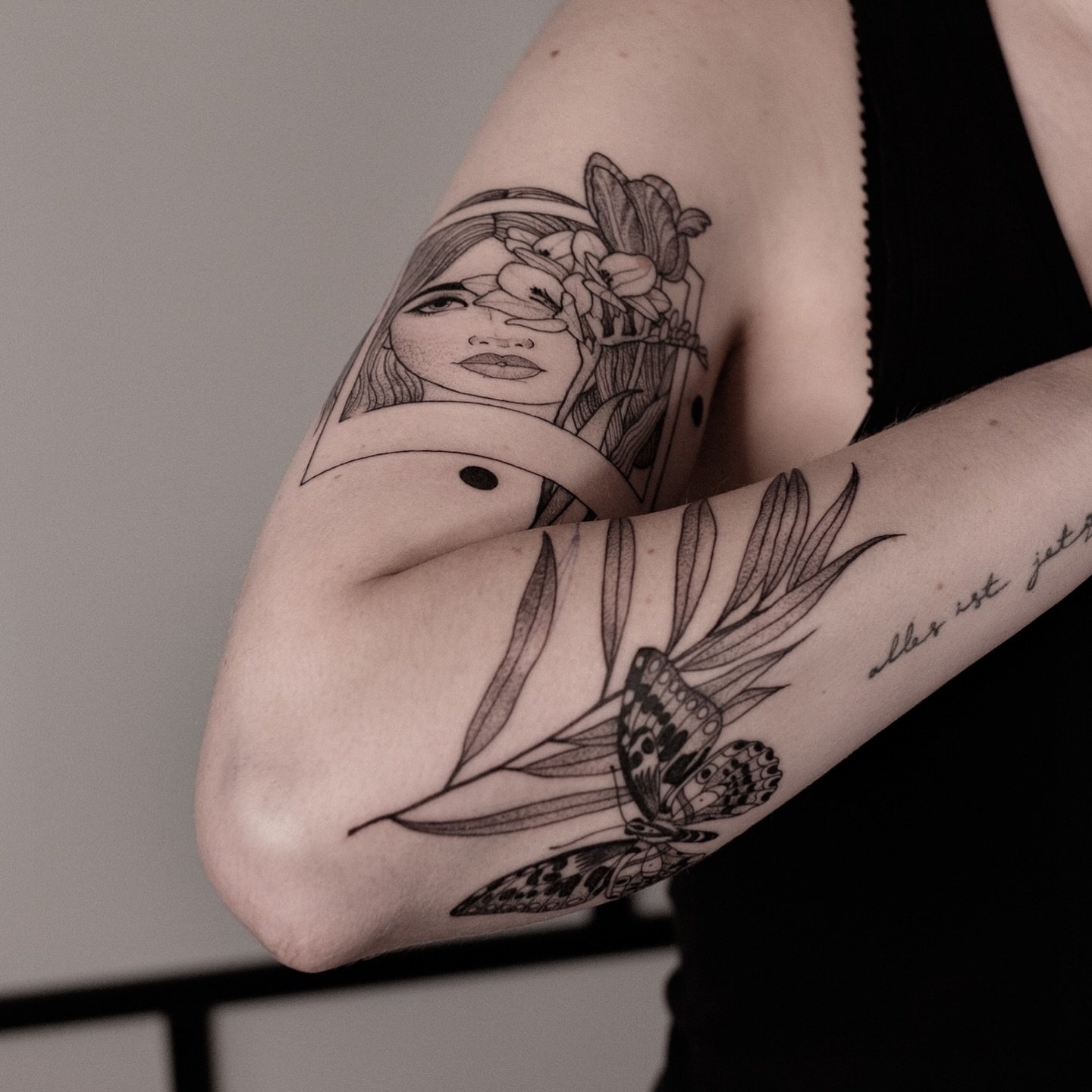 Ein Schmetterling, Blatt und ein Polaroid f&uuml;r Friederike von letztem Fr&uuml;hling 💜

Ich vergeb gerade alle Tattoo-Termine f&uuml;r November und Dezember und sitze heut schon fleissig an eueren lieben E-Mails! Ihr k&ouml;nnt mir aber immer noc
