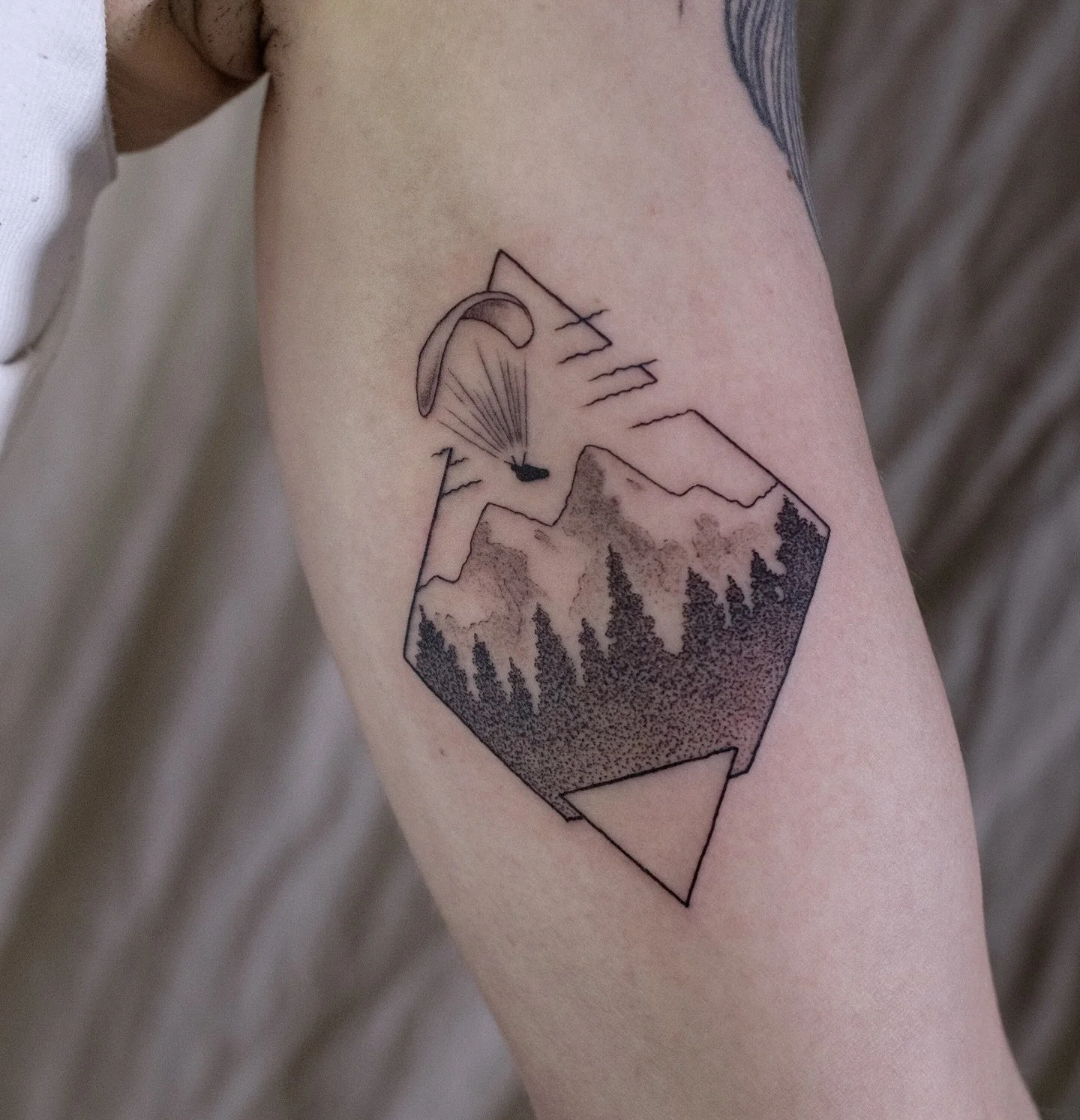 Die Leidenschaft fürs Gleitschirmfliegen in einem Tattoo für immer auf der Haut! ☺️ Danke Franziska!
Ich hab im Juni und im Juli noch ein paar Termine frei! Schreibt mir jederzeit eine E-Mail (Button in meiner Bio), ich freu mich auf all e