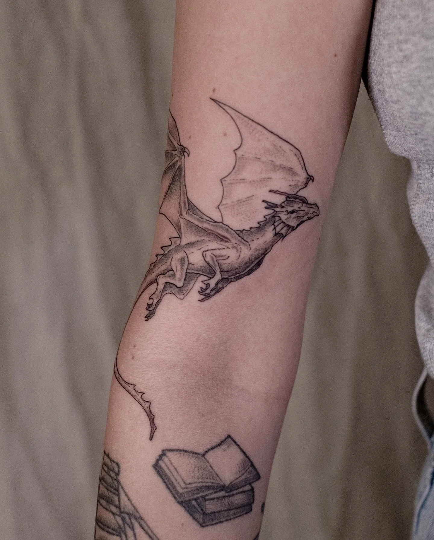 Ein Drache als Erinnerung an die 'Dungeons & Dragons' Bücher für Anja! Danke dir! 
Du willst auch eine Erinnerung oder ein Erlebnis für immer auf deiner Haut behalten? Dann buch gleich deinen Termin für Ende Mai und Juni via