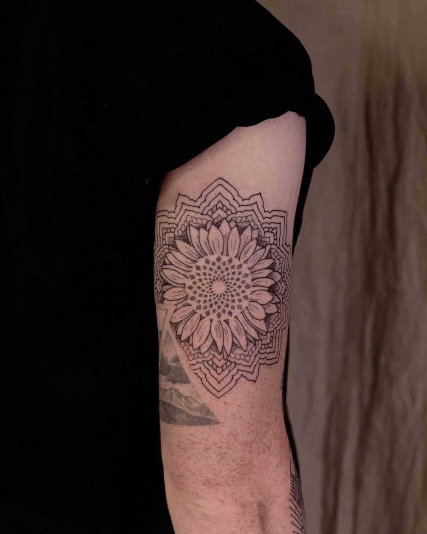 Sonnenblume und Mandala kombiniert 🌞
Termine für Ende Mai und Juni gibts via E-Mail! Alle Infos findet ihr in meinem letzten angepinnten Post! Ich freu mich auf all euere Ideen, auch wenn sie komplett ausgefallen oder anders sind! 🥳
#salzburg