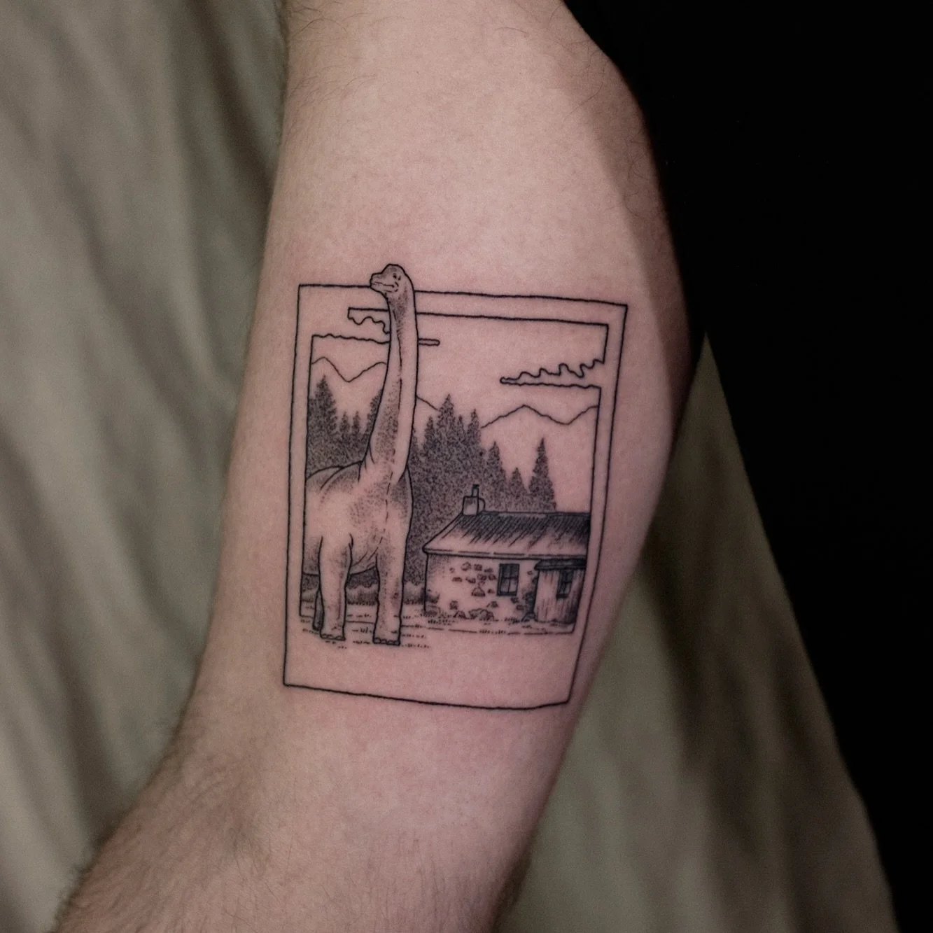 Ein Dino und ein Legomännchen für Simon! 🦕
Wenn ihr auch Lust auf ein neues Tattoo habt 👉 ich vergeb  gerade alle Termine für Mai und Juni! Schreibt mir einfach eine Mail mit euerem Tattoowunsch (und Infos über ungefähre Gr