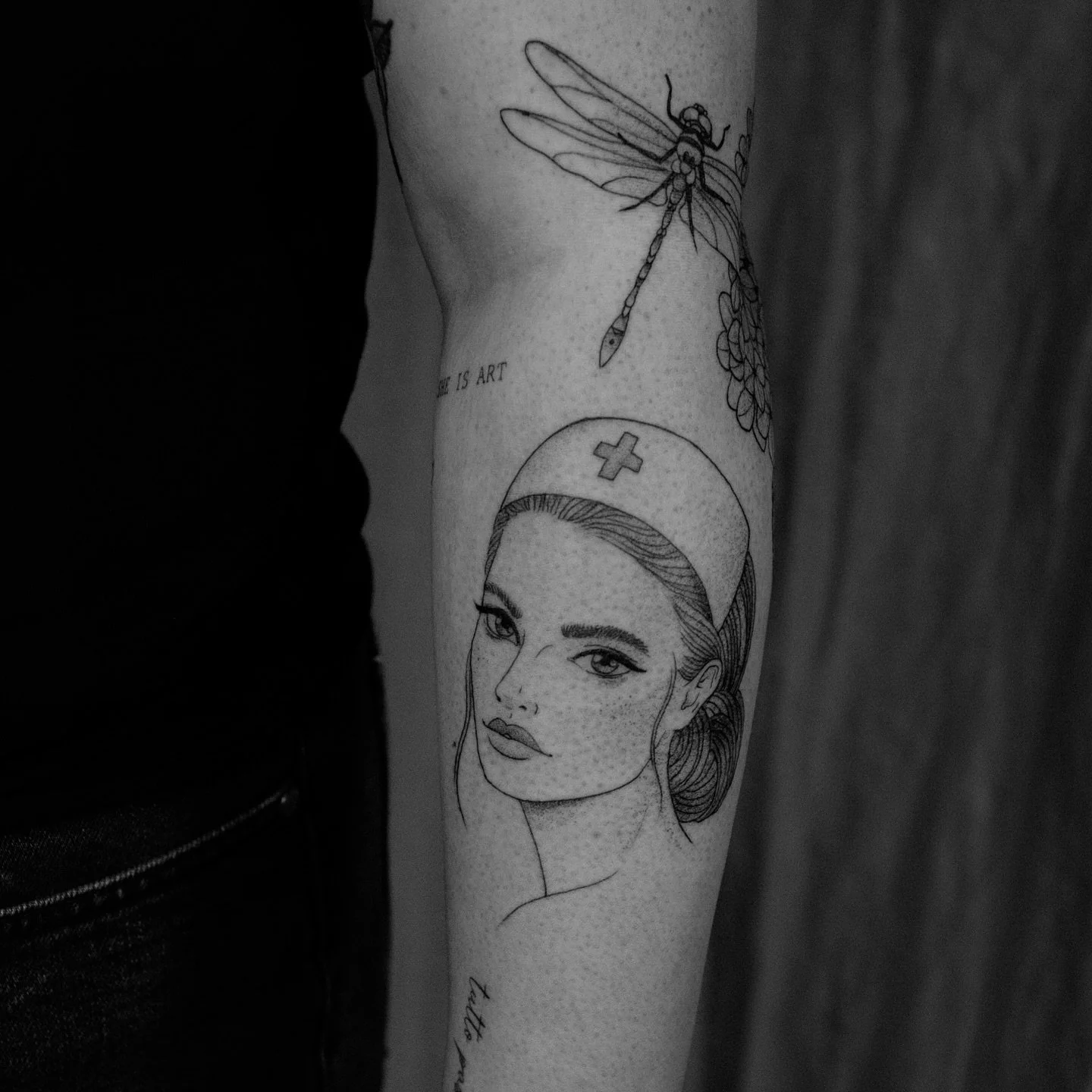 Eine Krankenschwester und eine Libelle (und noch mehr Motive, die man auf den Foto nicht sieht) für Daniela 💜
Ich hab im Juli noch ein paar Termine frei, da es in der Ferienzeit jedes Jahr immer etwas ruhiger ist und so die Chance für kur