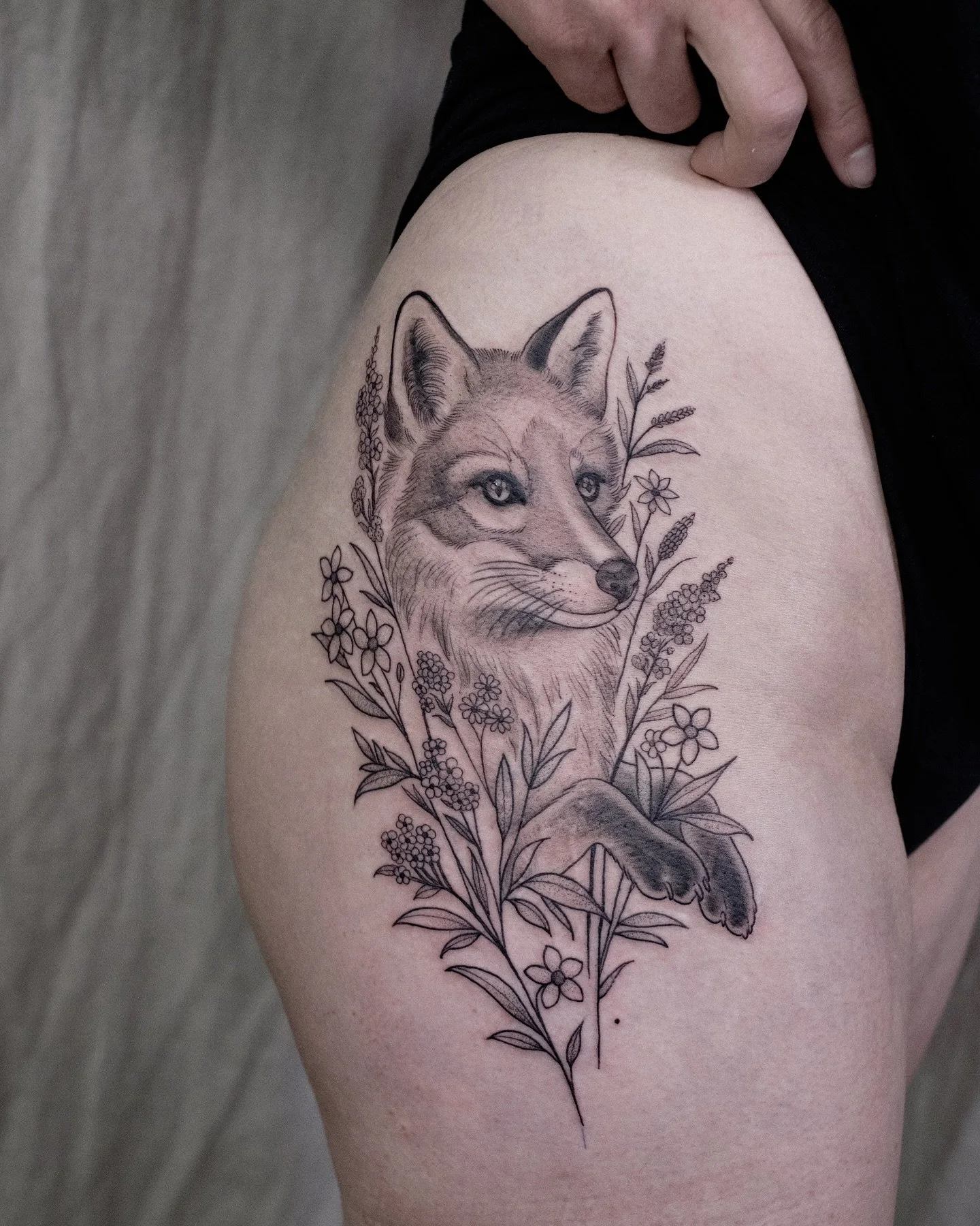 Ein Fuchs in einer Wildblumenwiese für die liebe Sonja! 🫶
Ich hab im Juli noch ein paar Termine frei, schreibt mir also super gerne euere Wünsche (oder sucht euch eins meiner Flash-Designs aus)! Unter dem Link in meiner Bio findet ihr all