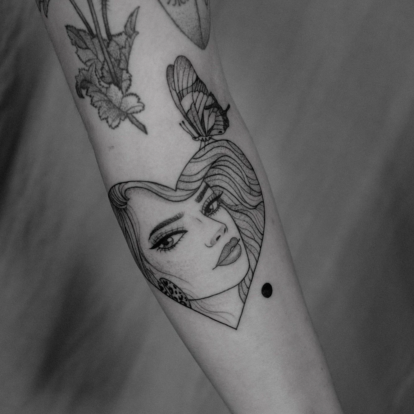 🦋 Im Juni hab ich noch ein paar vereinzelte Termine frei! Schreibt mir also gerne noch eine E-Mail! Alle Infos stehen in meinem angepinnten Post gesammelt und unter dem Link in meiner Bio sind alle Flash-Designs und Termine online! Natürlich ma