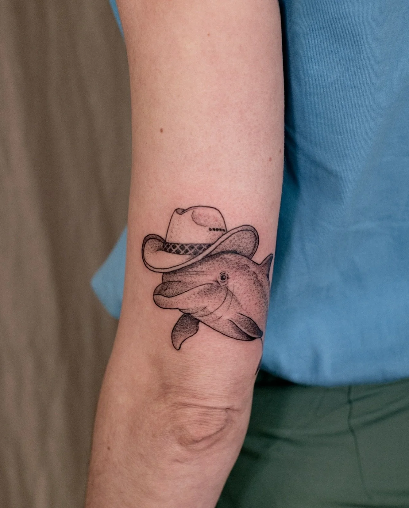 Erwin aus meinen Flash-Designs schwimmt jetzt auf Constanze weiter durchs Leben 🐬🤠 
Wer hat Lust auf ein neues Tattoo? Ich vergeb grad die letzten Termine für Mai! Schreibt mir einfach eine E-Mail, eure Ideen oder meine Flash-Designs (Link in