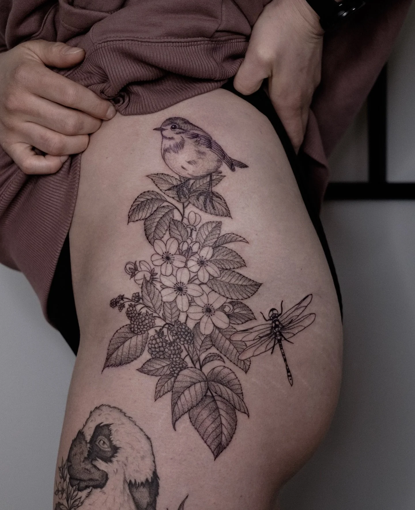 Ich sortier grad all meine Tattoo-Fotos und hab dabei u.A. diesen Piepmatz, den ich letztes Jahr auf Sonja verewigt hab, ausgegraben 💜

✨ Am Donnerstag (15.1.) kommt &uuml;brigens um 12:00 der neue Newsletter mit vielen neuen Flash-Designs und allen