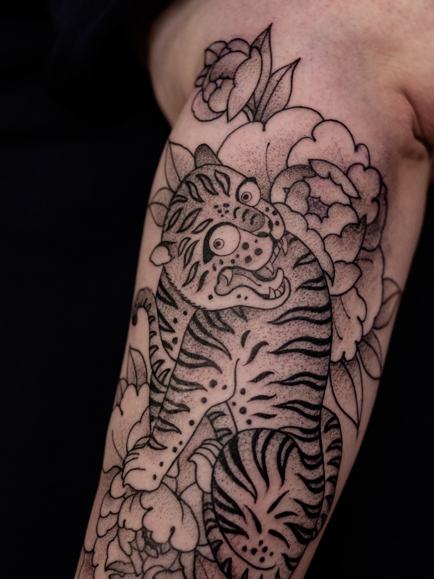Ein koreanischer Tiger, den ich vor fast zwei Jahren auf der lieben Victoria t&auml;towiert hab 💜 Ich sortiere gerade alle meine Tattoo-Fotos und zeig euch in den n&auml;chsten Tagen immer wieder Tattoos aus den letzten paar Jahren, man vergisst ja 