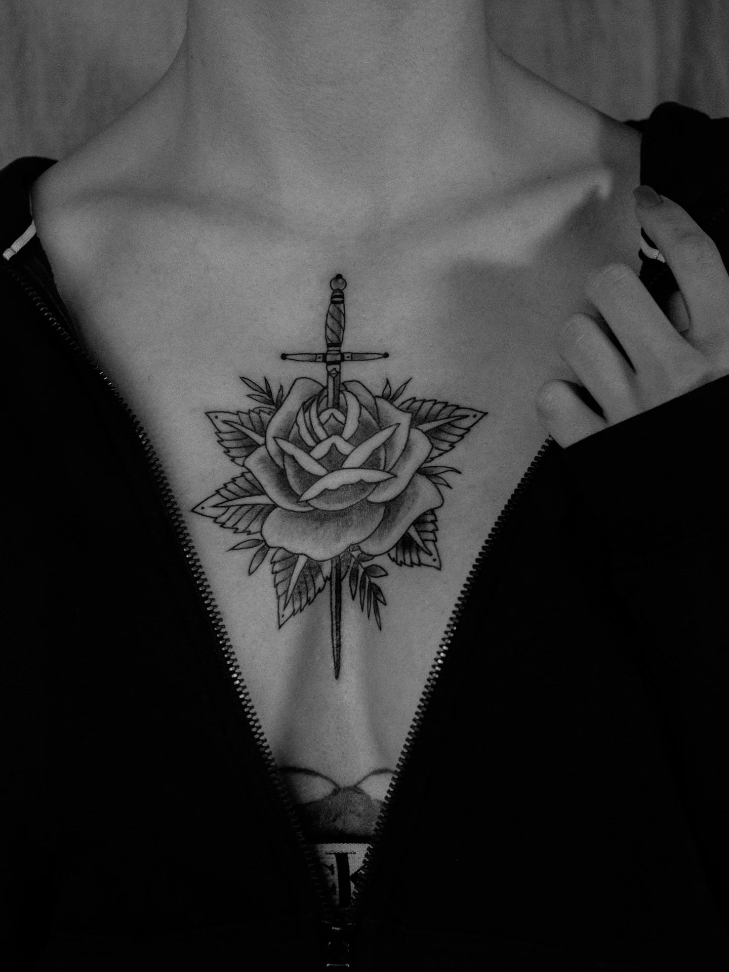 Eine klassische Rose mit Dolch f&uuml;r Sophie 💜
(letztes Jahr t&auml;towiert) 

Termine f&uuml;r M&auml;rz gibts via E-Mail (Button in meinem Profil) - alle Infos hab ich dir in meinem angepinnten Post zusammengestellt! Ich freu mich!

#salzburgtat