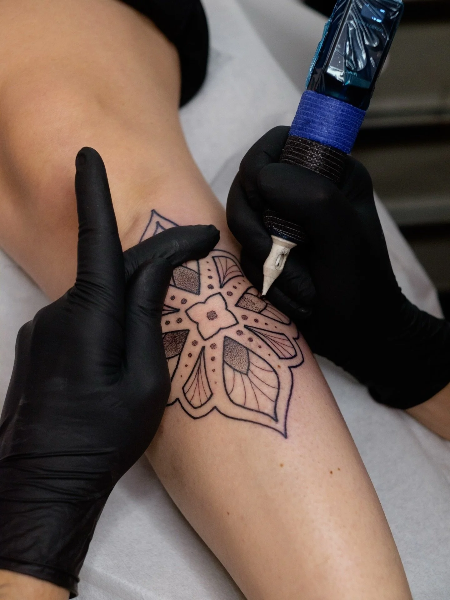 Ich lieb es, alle Arten von Ornamente zu t&auml;towieren❤️&zwj;🔥 Schreibt mir, wenn ihr auch eins wollt, ich hab gaaanz viele Vorlagen und kann mit euch zusammen euer Traum-Ornament bzw. Mandala zeichnen! Und ich hab im M&auml;rz &amp; April noch Te