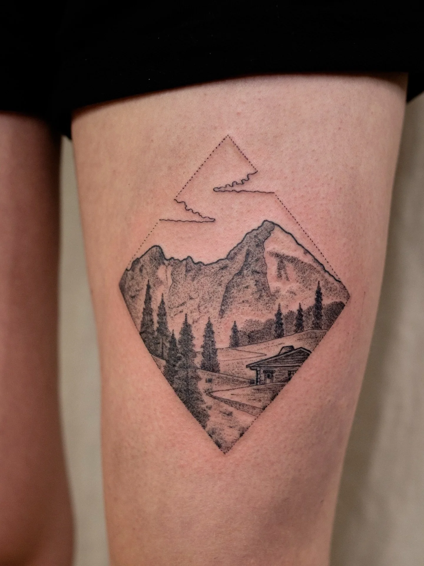 Berge sind - egal in welcher Form - immer eine mega tolle Tattoo-Idee 🤩 Hab euch hier 19 verschiedene Berg- und Landschaftstattoos, die ich in den letzten Jahren gestochen hab, zusammen gesammelt! 

(Ich hab im M&auml;rz &amp; April noch Termine fre