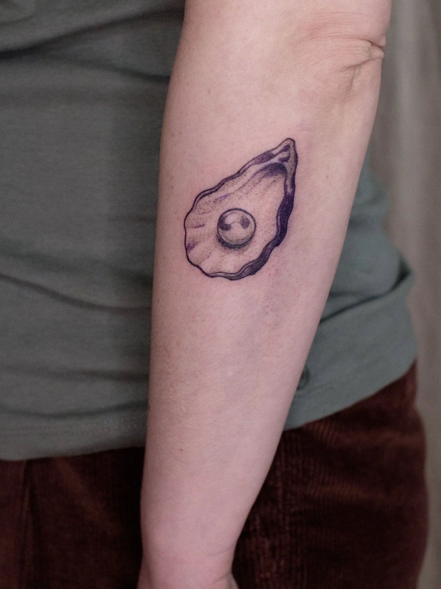 Zwei Austern aus meinen Flash-Designs f&uuml;r Nadine und Sarah 💜🦪

PS: Ich vergeb grad alle Termine f&uuml;r April &amp; Mai und es sind sogar noch welche frei! Also schreibt mir super gern jederzeit eine Mail mit eueren W&uuml;nschen (eigene Idee