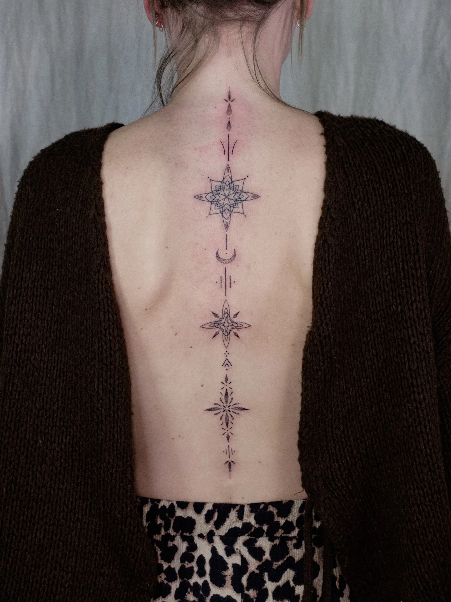 Ornamente auf R&uuml;cken und Sternum f&uuml;r Tanja! 
Du willst auch so ein Tattoo? Schreib mir jederzeit eine E-Mail, ich hab im Mai &amp; Juni noch Termine frei! 
F&uuml;r dieses Motiv zeichne ich immer mit dir zusammen direkt beim Tattoo-Termin a